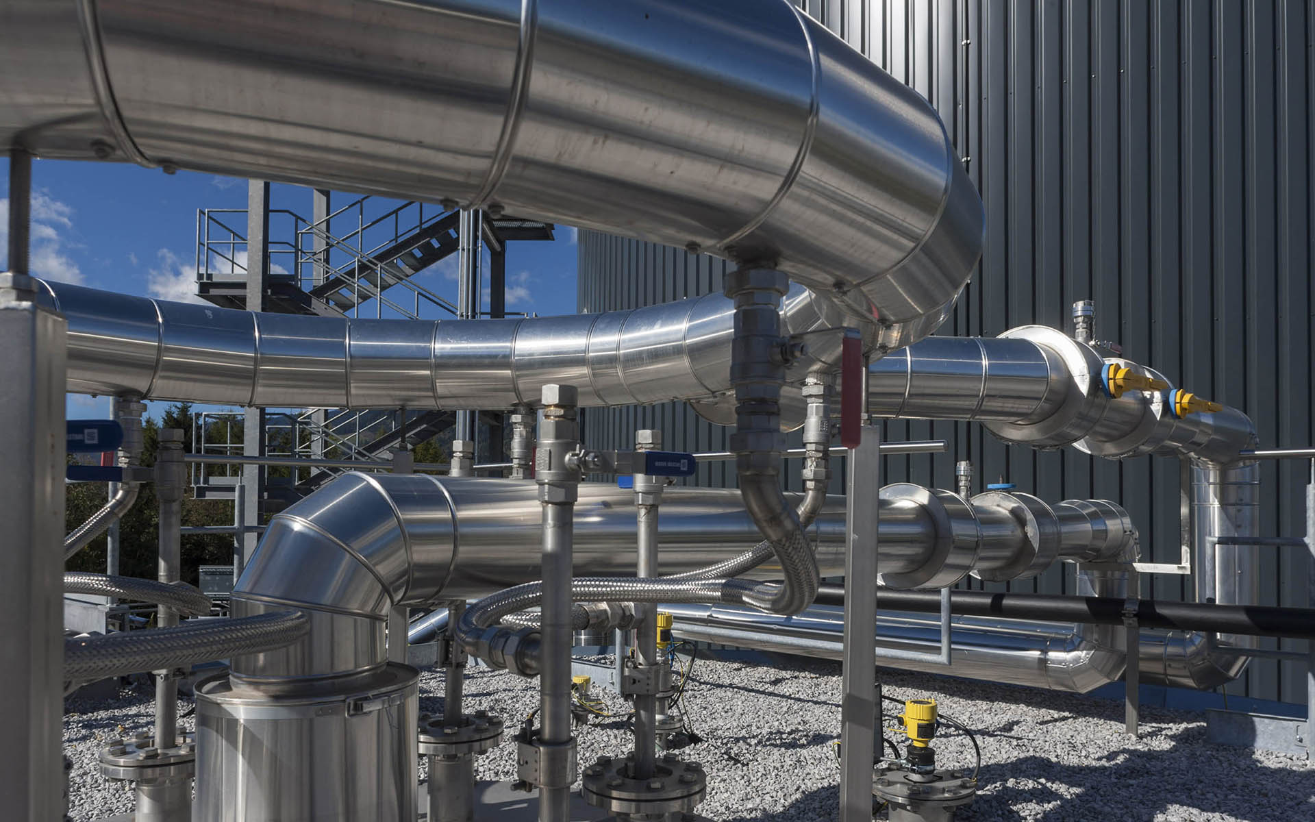 BIONIK uses, among other things, chemical-oxidative scrubbers to desulfurize highly concentrated biogas and digester gas